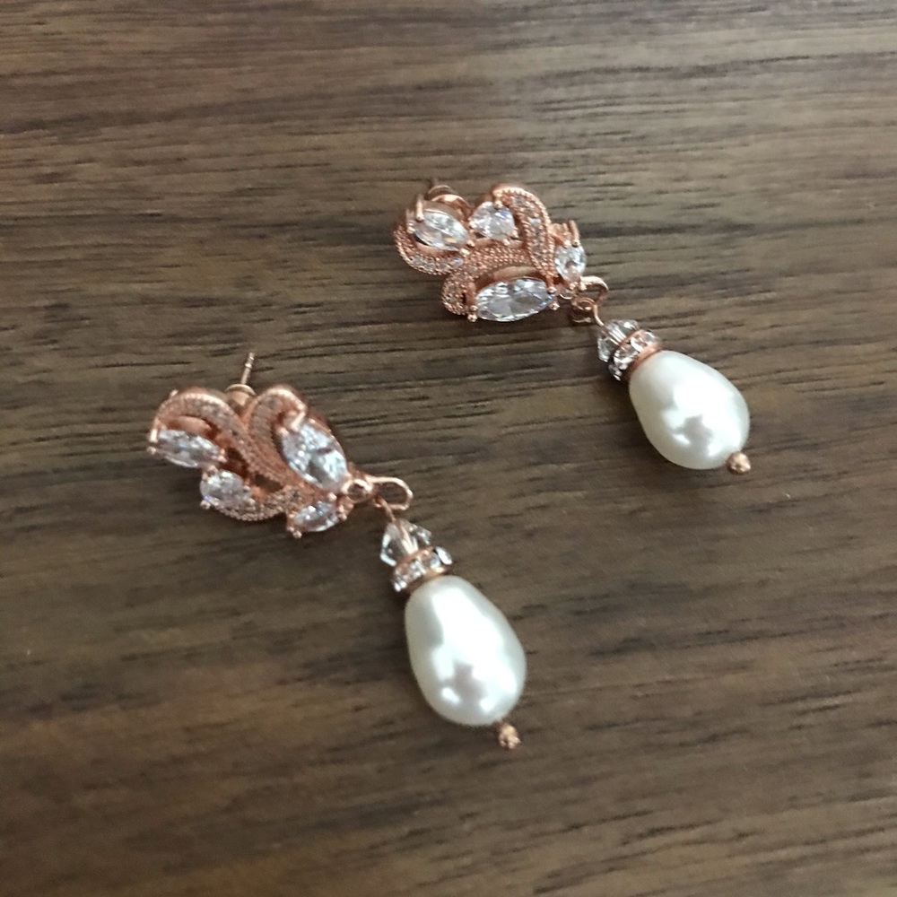 NWOT Rose gold, crystal, and pearl drop earrings